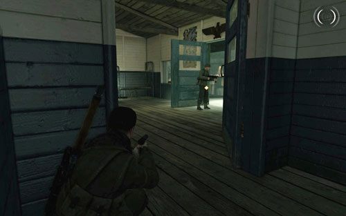 Nim rozpoczniesz eliminację żołnierzy na placu, powoli przejdź do pierwszego z budynków [#4] - Misja 2 - Obiekt Mittelwerk (1) | Opis przejścia Sniper Elite V2 - Sniper Elite V2 - poradnik do gry