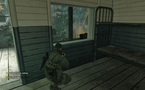 Jeśli trafiłeś na dobry moment, jeden z żołnierzy powinien przechadzać się po prawej stronie, całkowicie zasłonięty - odczekaj aż strzał będzie zagłuszony i zastrzel go z karabinu snajperskiego - Misja 2 - Obiekt Mittelwerk (1) | Opis przejścia Sniper Elite V2 - Sniper Elite V2 - poradnik do gry