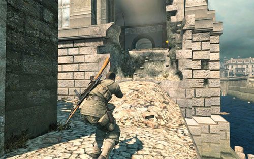 Wdrap się na mur po drugiej stronie mostu - natkniesz się na dziurę prowadzącą do muzeum [#7] - Misja 3 - Muzeum Kaiser-Friedrich (2) | Opis przejścia Sniper Elite V2 - Sniper Elite V2 - poradnik do gry