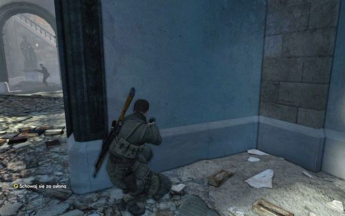Kieruj się dalej, cały czas zerkając na plac, czy przypadkiem ktoś Cię nie obserwuje - Misja 3 - Muzeum Kaiser-Friedrich (2) | Opis przejścia Sniper Elite V2 - Sniper Elite V2 - poradnik do gry
