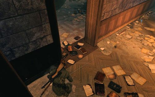 Twoja rozmowa z mężczyzną nie potrwa zbyt długo - dowiesz się tylko, że zbliża się więcej wrogów - Misja 4 - Opernplatz (2) | Opis przejścia Sniper Elite V2 - Sniper Elite V2 - poradnik do gry