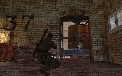 Przejdź na drugą stronę, gdzie znajdziesz schody prowadzące na dół - Misja 6 - Wieża Tiergarten (1) | Opis przejścia Sniper Elite V2 - Sniper Elite V2 - poradnik do gry