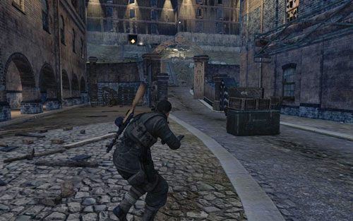 Możesz wystrzelać wszystkich strzeżących wejścia do wieży stając przed główną bramą - Misja 6 - Wieża Tiergarten (1) | Opis przejścia Sniper Elite V2 - Sniper Elite V2 - poradnik do gry