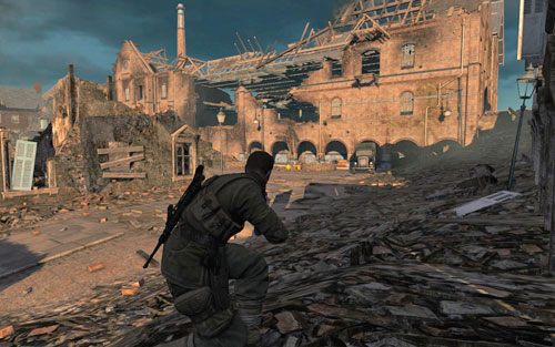 W jednej chwili budynek naprzeciw wypełni się Rosjanami - zwracaj zarówno uwagę na zniszczoną ścianę piętra jak i również główne wejście, gdzie znajdują się dwa stanowiska z karabinami maszynowymi - Misja 7 - Punkt dowodzenia Karlshorst (1) | Opis przejścia Sniper Elite V2 - Sniper Elite V2 - poradnik do gry