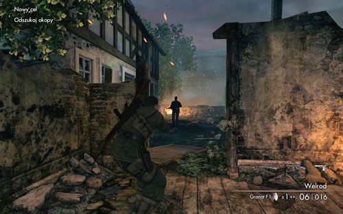 Tuż po rozpoczęciu misji wyciągnij pistolet z tłumikiem i pozbądź się żołnierza przed sobą (również tego, którego kona możesz dobić) - Misja 9 - Wyrzutnia Kopenicka | Opis przejścia Sniper Elite V2 - Sniper Elite V2 - poradnik do gry