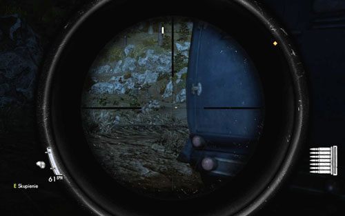 Kolejnym sposobem jest podłożenie dynamitu na drodze (mniej więcej tam gdzie na obrazku powyżej), a następnie zestrzelenia go (wersja łatwiejsza, gdyż obiekt jest nieruchomy) wysadzając całą czwórkę Niemców - DLC - Zamach na Fuhrera | Opis przejścia Sniper Elite V2 - Sniper Elite V2 - poradnik do gry