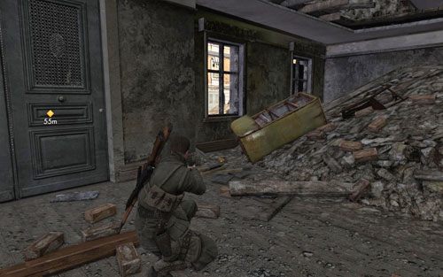 Gdy zejdziesz po zawalonej części na niższe piętro [#7], po prawej znajdziesz lodówkę - sztabka znajduje się tuż za nią - Prolog; Misja 1 | Butelki i Sztaby złota Sniper Elite V2 - Sniper Elite V2 - poradnik do gry