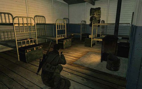 Na skrzyni przy jednym z łóżek [#3] w drugim budynku (tym bardziej wysuniętym ku górze na mapie) - Misja 2 | Butelki i Sztaby złota Sniper Elite V2 - Sniper Elite V2 - poradnik do gry