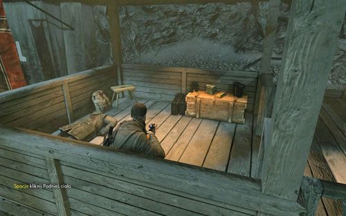 Na drugiej w kolejności wieży strażniczej [#4], na skrzynce tuż przy wejściu - Misja 2 | Butelki i Sztaby złota Sniper Elite V2 - Sniper Elite V2 - poradnik do gry