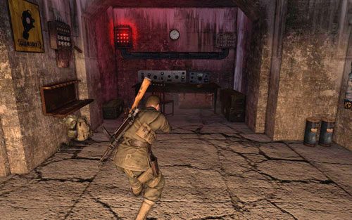 Na stoliku wewnątrz pokoju kontrolnego z karabinem maszynowym [#5] - pierwsze pomieszczenie po prawej tuż po wejściu do tunelu - Misja 2 | Butelki i Sztaby złota Sniper Elite V2 - Sniper Elite V2 - poradnik do gry