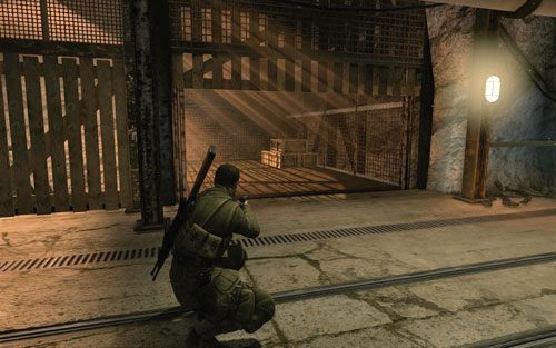 Wewnątrz korytarza numer 38, we wnęce po prawej stronie, tuż za skrzyniami [#6] - Misja 2 | Butelki i Sztaby złota Sniper Elite V2 - Sniper Elite V2 - poradnik do gry