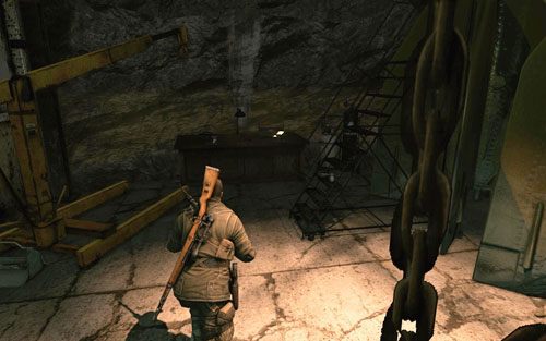 Na biurku [#7] wewnątrz niewielkiego pomieszczenia po prawej w korytarzu numer 39 - Misja 2 | Butelki i Sztaby złota Sniper Elite V2 - Sniper Elite V2 - poradnik do gry