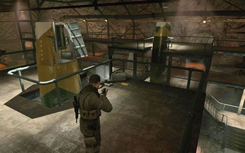 Na szczycie rusztowania po prawej stronie [#8] (kierując się w stronę biura) - Misja 2 | Butelki i Sztaby złota Sniper Elite V2 - Sniper Elite V2 - poradnik do gry