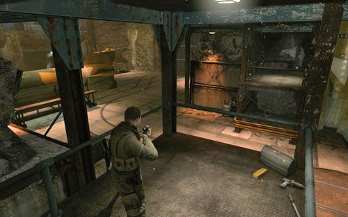 Na rusztowaniu po lewej stronie [#9] (kierując się w stronę biura), musisz wejść tylko na pierwsze schody - Misja 2 | Butelki i Sztaby złota Sniper Elite V2 - Sniper Elite V2 - poradnik do gry