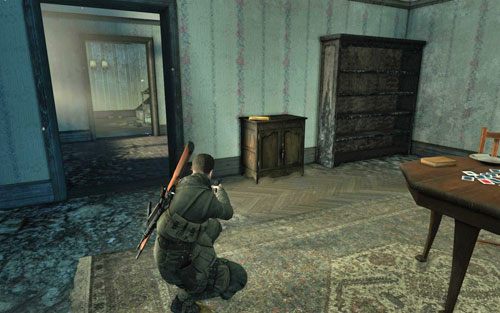 A pierwszym pomieszczeniu po prawej, wewnątrz budynku, do którego musiałeś wejść jako swój pierwszy cel [#2] - Misja 3 | Butelki i Sztaby złota w Sniper Elite V2 - Sniper Elite V2 - poradnik do gry