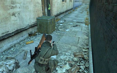 Na końcu długiej uliczki [#3], zaraz za skrzynką, nieopodal drzwi - Misja 3 | Butelki i Sztaby złota w Sniper Elite V2 - Sniper Elite V2 - poradnik do gry