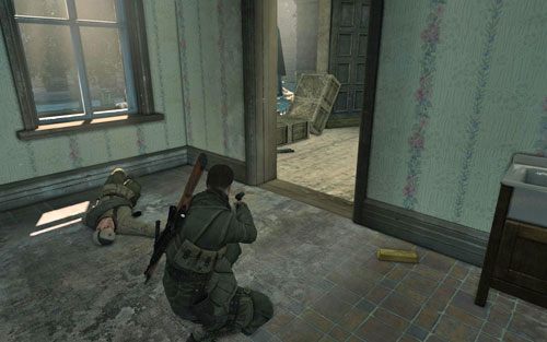 W pomieszczeniu gdzie wyeliminowałeś pierwszego żołnierza wewnątrz budynku [#4] z zablokowanymi drzwiami przez ciężarówkę - Misja 3 | Butelki i Sztaby złota w Sniper Elite V2 - Sniper Elite V2 - poradnik do gry