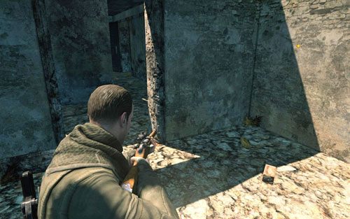 W zrujnowanym budynku po prawej - wejdź przez główne wejście i omiń schody - Misja 3 | Butelki i Sztaby złota w Sniper Elite V2 - Sniper Elite V2 - poradnik do gry