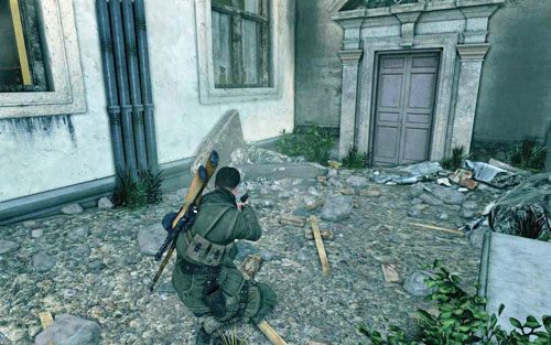 Sztabka leży obok bramy na końcu wąskiej uliczki [#1] - Misja 4 | Butelki i Sztaby złota w Sniper Elite V2 - Sniper Elite V2 - poradnik do gry