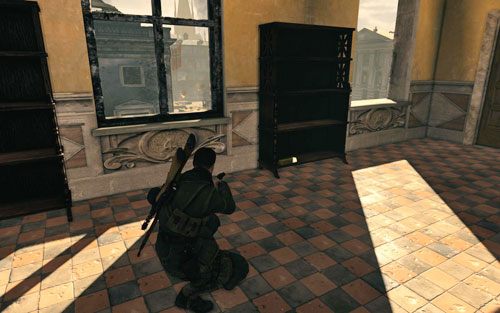 Gdy zabijesz pierwszego Niemca i rozpoczniesz wędrówkę na wyższe piętro - udaj się na samą górę - Misja 4 | Butelki i Sztaby złota w Sniper Elite V2 - Sniper Elite V2 - poradnik do gry