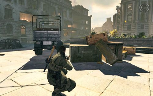 W głębi placu, zaraz obok ładunku stojącego przy ciężarówce [#5] - Misja 4 | Butelki i Sztaby złota w Sniper Elite V2 - Sniper Elite V2 - poradnik do gry