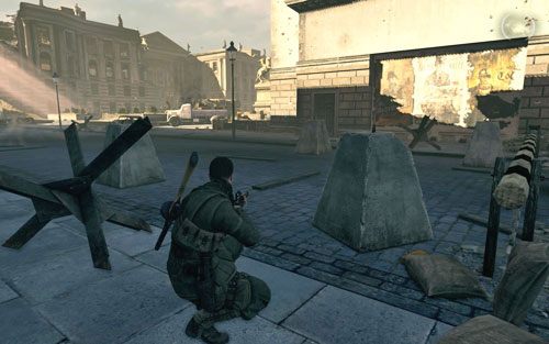 W lewym narożniku placu, tuż za betonowym słupek znajdującym się zaraz przy zagrodzonym przejściu [#6] - Misja 4 | Butelki i Sztaby złota w Sniper Elite V2 - Sniper Elite V2 - poradnik do gry