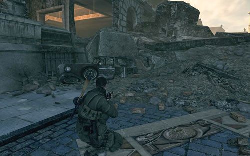 W prawym narożniku placu, na tylnym siedzeniu zniszczonego samochodu [#7] - Misja 4 | Butelki i Sztaby złota w Sniper Elite V2 - Sniper Elite V2 - poradnik do gry