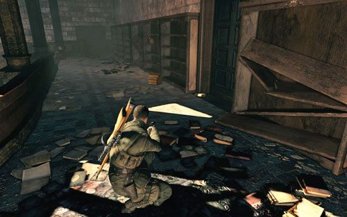 Gdy dotrzesz do docelowego drugiego budynku i zlikwidujesz żołnierza i snajpera, wyjdź po schodach i udaj się na prawo - Misja 4 | Butelki i Sztaby złota w Sniper Elite V2 - Sniper Elite V2 - poradnik do gry