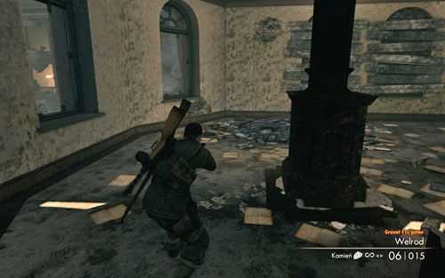 Po dotarciu do pomieszczenia z kolejnymi schodami udaj się na lewo - w rogu pokoju znajdziesz sztabkę [#9] - Misja 4 | Butelki i Sztaby złota w Sniper Elite V2 - Sniper Elite V2 - poradnik do gry