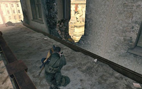 Po wyjściu na schody skręć w lewo - sztabka znajduje się na pozostałościach z okna [#10] - Misja 4 | Butelki i Sztaby złota w Sniper Elite V2 - Sniper Elite V2 - poradnik do gry