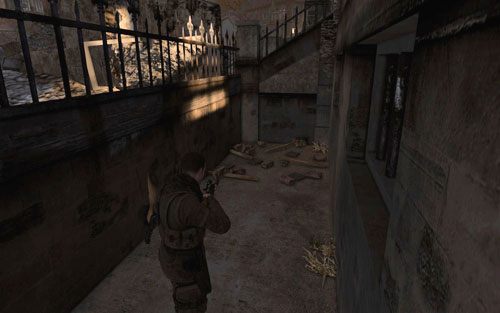 Przed budynkiem, w wąskim przejściu [#7] - Misja 5 | Butelki i Sztaby złota w Sniper Elite V2 - Sniper Elite V2 - poradnik do gry