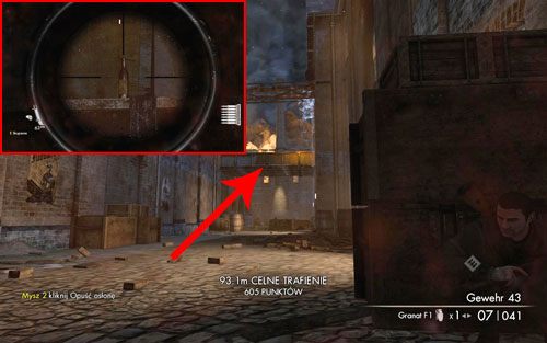 Po opuszczeniu hangaru, kiedy natrafisz na kolejną wymianę ognia między Rosjanami i Niemcami, butelkę zlokalizujesz na moście łączącym budynki [#1] - Misja 6 | Butelki i Sztaby złota w Sniper Elite V2 - Sniper Elite V2 - poradnik do gry
