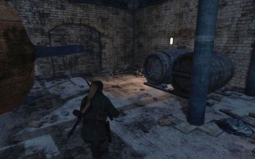 Z placu przejdź w stronę otwartej przestrzeni pod budynkiem - sztabka znajduje się w narożniku [#2] - Misja 6 | Butelki i Sztaby złota w Sniper Elite V2 - Sniper Elite V2 - poradnik do gry