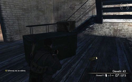 Po wejściu do budynku po schodach, znajdziesz tam klatkę schodową - zejdź nią na dół, sztabka znajduje się tuż pod schodami [#3] - Misja 6 | Butelki i Sztaby złota w Sniper Elite V2 - Sniper Elite V2 - poradnik do gry