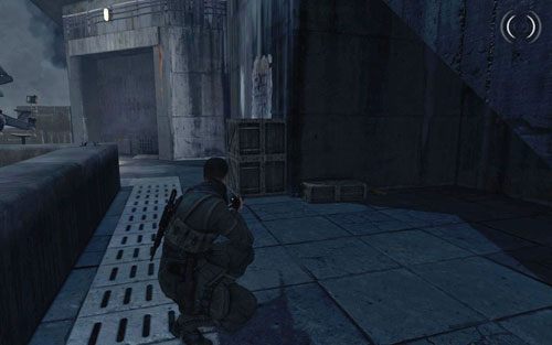 Po dotarciu na dach skieruj się w lewo - przeskocz przez skrzynie i idź dalej - Misja 6 | Butelki i Sztaby złota w Sniper Elite V2 - Sniper Elite V2 - poradnik do gry