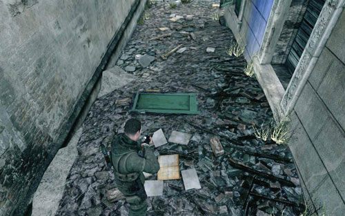 Tuż przed wejściem do tunelu, po lewej znajdziesz wąską uliczkę - sztabka znajduje się za budynkiem [#3] - Misja 8 | Butelki i Sztaby złota w Sniper Elite V2 - Sniper Elite V2 - poradnik do gry