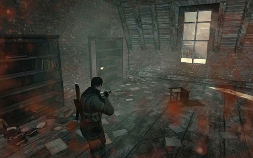 Po dotarciu na szczyt budynku po schodach, skręć w prawo - sztabka znajduje się na szafce [#9] wewnątrz pomieszczenia - Misja 8 | Butelki i Sztaby złota w Sniper Elite V2 - Sniper Elite V2 - poradnik do gry