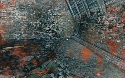 W narożniku pomieszczenia [#10], które odwiedzisz przebiegając po gzymsie podczas ucieczki przed snajperami - Misja 8 | Butelki i Sztaby złota w Sniper Elite V2 - Sniper Elite V2 - poradnik do gry