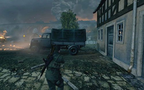 Za ciężarówką [#3] znajdującą się po prawej stronie od miejsca startu - Misja 9 | Butelki i Sztaby złota w Sniper Elite V2 - Sniper Elite V2 - poradnik do gry