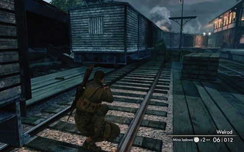 Po dotarciu do punktu kontroli rakietą, idź prosto wzdłuż torów - natrafisz na przerwę między wagonami [#9], gdzie znajduje się sztabka - Misja 9 | Butelki i Sztaby złota w Sniper Elite V2 - Sniper Elite V2 - poradnik do gry