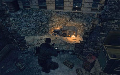 Wewnątrz wraku samochodu [#5] w uliczce za budynkiem, przez który przeszedłeś - Misja 10 | Butelki i Sztaby złota w Sniper Elite V2 - Sniper Elite V2 - poradnik do gry