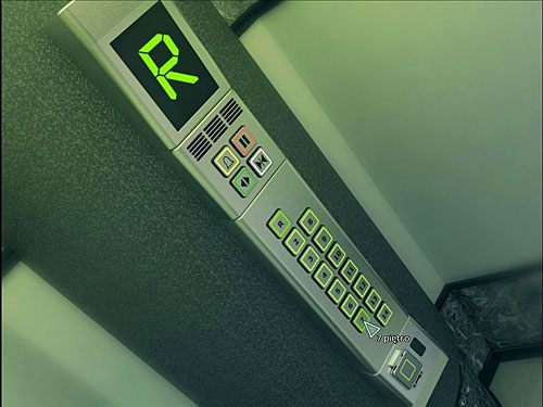 Mężczyzna aktywuje przycisk 7 piętra (fosforyzująca obwódka wokół niego stanie się intensywniej zielona) - teraz, po wejściu do windy, możesz go już wcisnąć - Wymień kamerę | Rozdział 4 | Alternativa - Alternativa - poradnik do gry