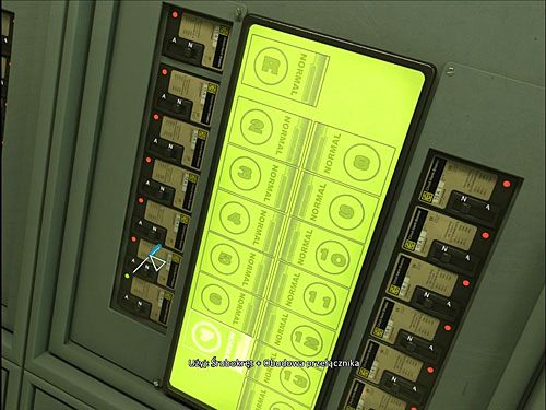 Przyjrzyj się centralnie usytuowanemu wyświetlaczowi, pokazuje plan podziemi budynku, identyczny jak w recepcji - Wymień kamerę | Rozdział 4 | Alternativa - Alternativa - poradnik do gry