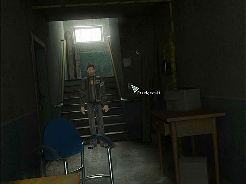 Wewnątrz jest okrutnie ciemno, spróbuj więc wcisnąć przełącznik na prawo od schodów - Zdobądź karty pracowników lotniska (1) | Rozdział 5 | Alternativa - Alternativa - poradnik do gry