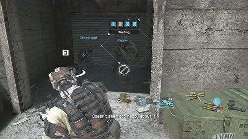 Przed metalową bramą uzupełniamy zapasy amunicji i zajmujemy wyznaczone miejsce (biały okrąg na ziemi) - Misja 1 Nimble Guardian (2) | Opis przejścia Ghost Recon - Future Soldier - Tom Clancys Ghost Recon: Future Soldier - poradnik do gry