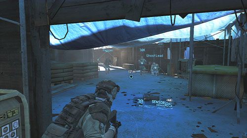 Po przejściu przez drzwi wychodzimy po drabinie i przemykamy dachem przykrytym niebieską plandeką - Misja 1 Nimble Guardian (2) | Opis przejścia Ghost Recon - Future Soldier - Tom Clancys Ghost Recon: Future Soldier - poradnik do gry