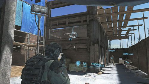 Gdy dostaniemy informacje, że w pomieszczeniu po lewej znajdują się przeciwnicy wrzucamy przez okno sensor by uzyskać dodatkowe informacje o liczebności i rozłożeniu wrogów - Misja 1 Nimble Guardian (2) | Opis przejścia Ghost Recon - Future Soldier - Tom Clancys Ghost Recon: Future Soldier - poradnik do gry