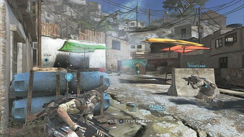 Posuwając się wzdłuż drogi torujemy sobie przejście zabijając przeciwników ostrzeliwujących nas z budynków lub chowających się za zasłonami - Misja 1 Nimble Guardian (2) | Opis przejścia Ghost Recon - Future Soldier - Tom Clancys Ghost Recon: Future Soldier - poradnik do gry