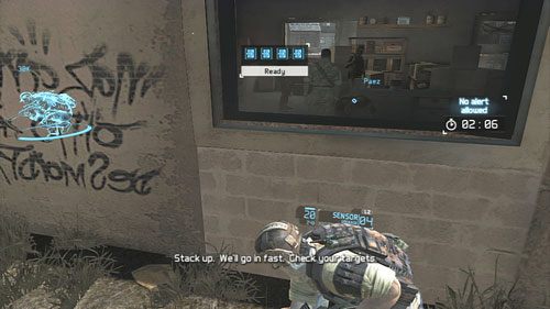 Po wyjściu z budynku udajemy się w prawo i ustawiamy się pod oknem domku, w którym przetrzymywany jest nasz cel - Misja 1 Nimble Guardian (3) | Opis przejścia Ghost Recon - Future Soldier - Tom Clancys Ghost Recon: Future Soldier - poradnik do gry