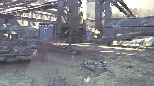 Gdy oczyścimy teren z przeciwników podchodzimy do niebieskiego kontenera i wyciągamy z niego agenta rozpoczynając tym samym eskortę - Misja 3 Noble Tempest (2) | Opis przejścia Ghost Recon - Future Soldier - Tom Clancys Ghost Recon: Future Soldier - poradnik do gry